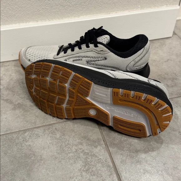 Women’s Brooks Ghost 16 - size 8 - Picture 2 of 2
